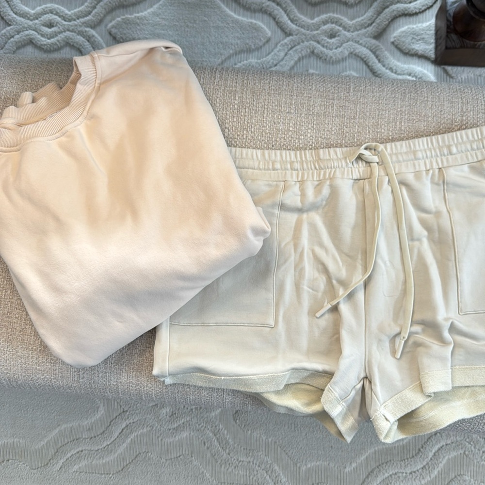 Medium sweatshirt Nd shorts